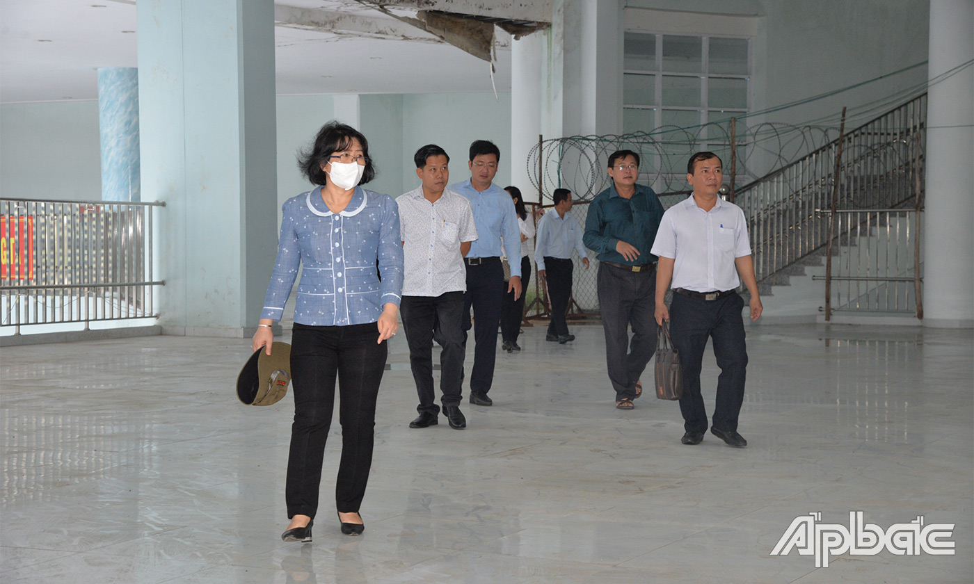 Đoàn giám sát khảo sát thực tế tại bãi rác Gò Công Đông
