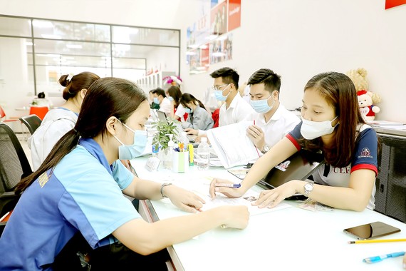 Thí sinh đăng ký xét tuyển học bạ THPT vào Trường ĐH Kinh tế Tài chính.