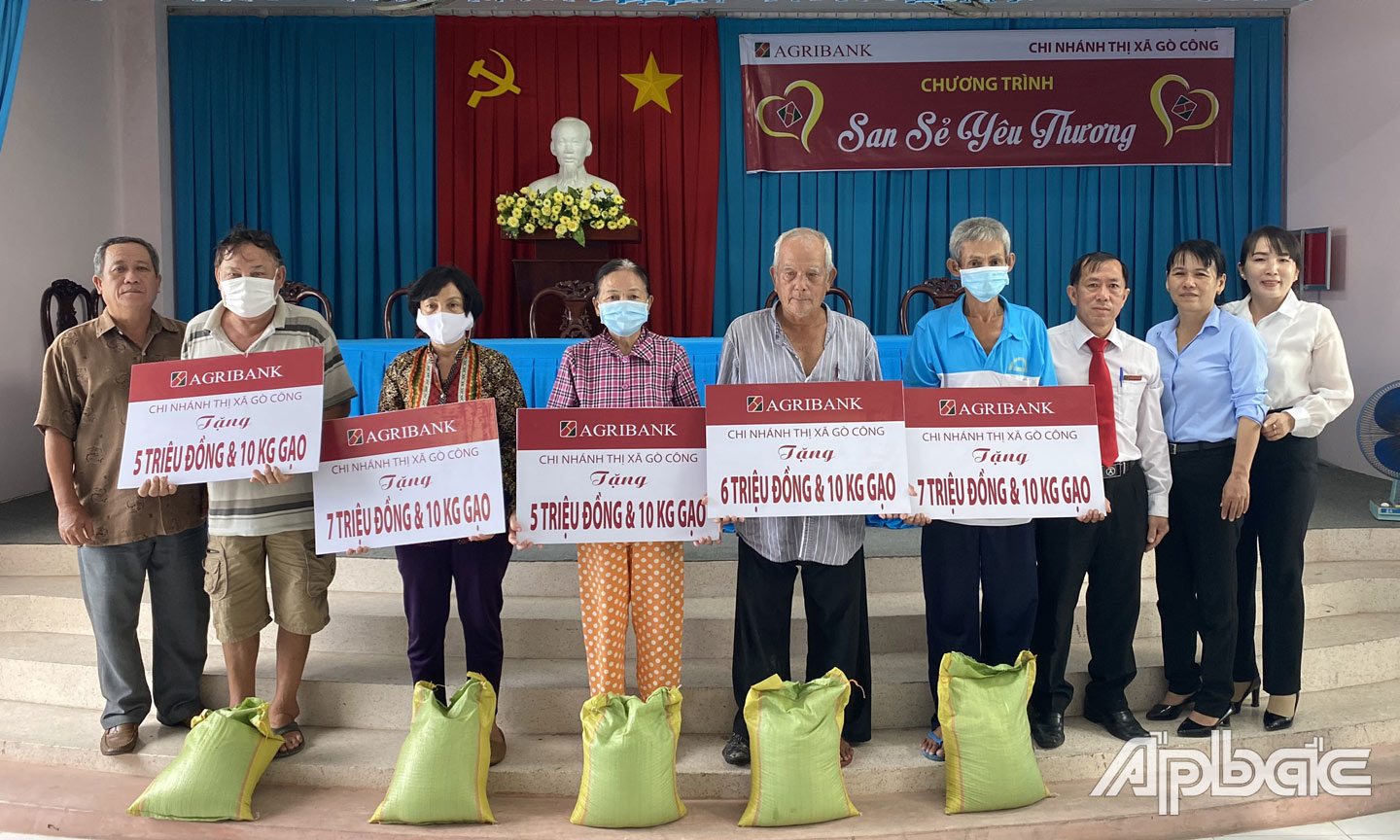 Những hoàn cảnh ở Phường 1 nhận bảng tượng trưng số tiền và gạo do tập thể công đoàn viên Agribank TX. Gò công hỗ trợ.