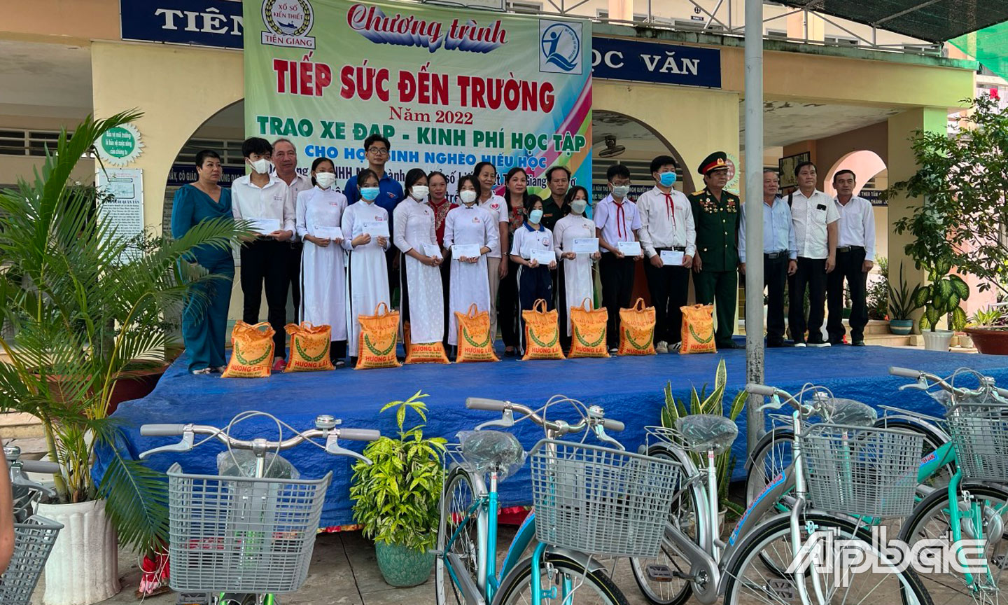 Đại biểu tham dự Chương trình và các em học sinh được nhận quà chụp hình lưu niệm.