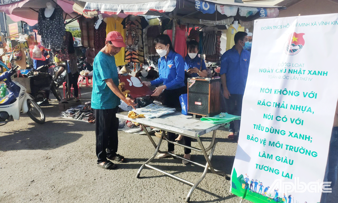 Đoàn thanh niên xã Vĩnh Kim, huyện Châu Thành tuyên truyền cho người dân về bảo vệ môi trường