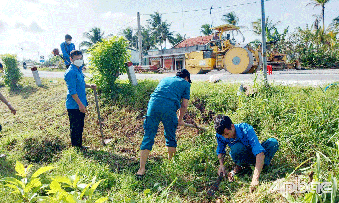 Đoàn viên, thanh niên xã Vĩnh Kim, huyện Châu Thành ra quân vệ sinh cảnh quan môi trường 