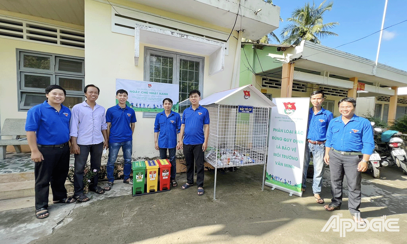 Đoàn viên, thanh niên huyện Gò Công Tây thu gom rác thải và phân loại rác thải tại nguồn gồm 3 loại rác vô cơ, rác hữu cơ, rác tái chế. 