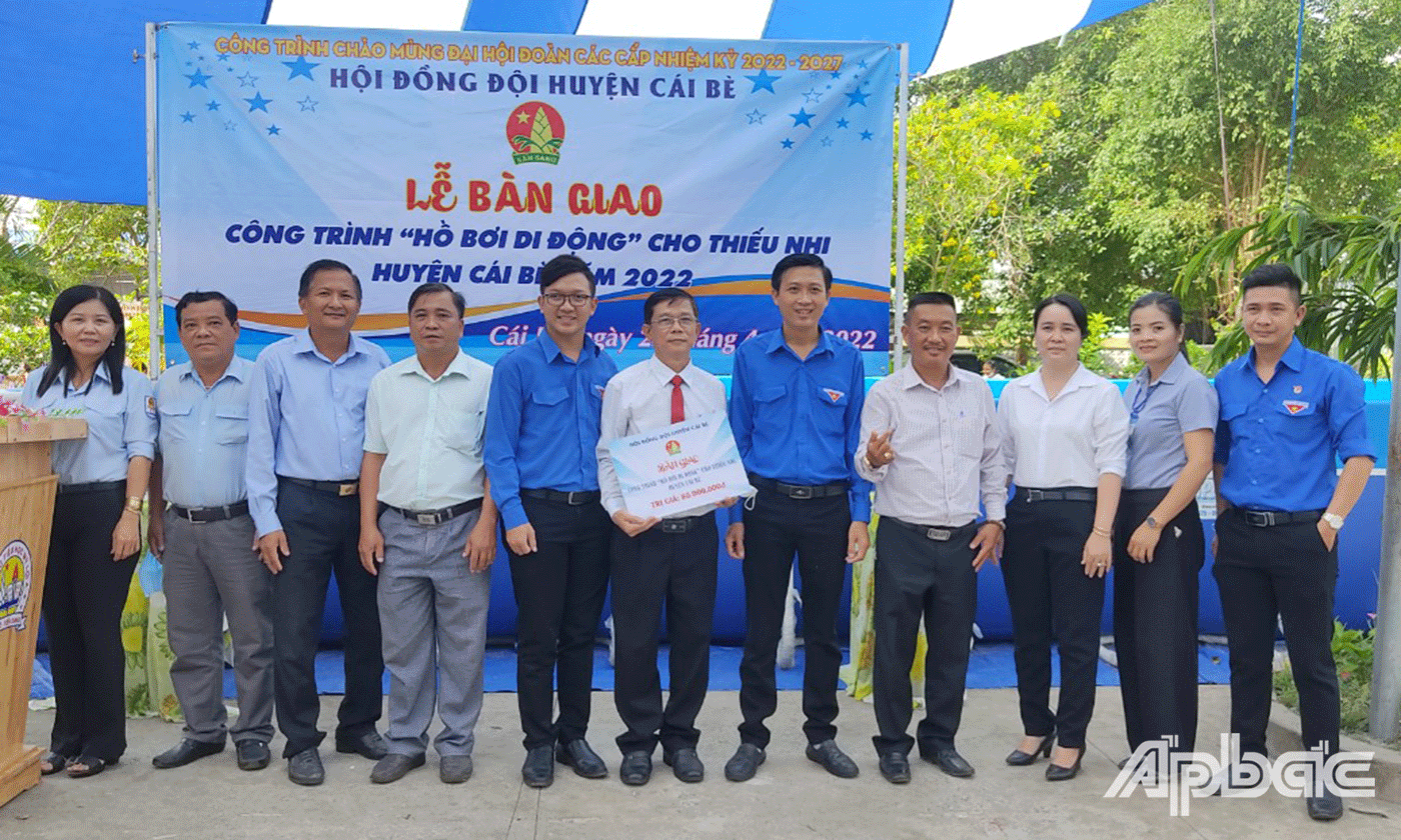 Lễ bàn giao công trình hồ bơi di động cho thiếu nhi huyện Cái Bè