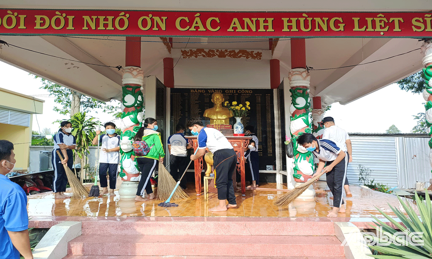 Các em học sinh tham gia công trình măng non “Mỗi tuần một địa chỉ đỏ trong em”,