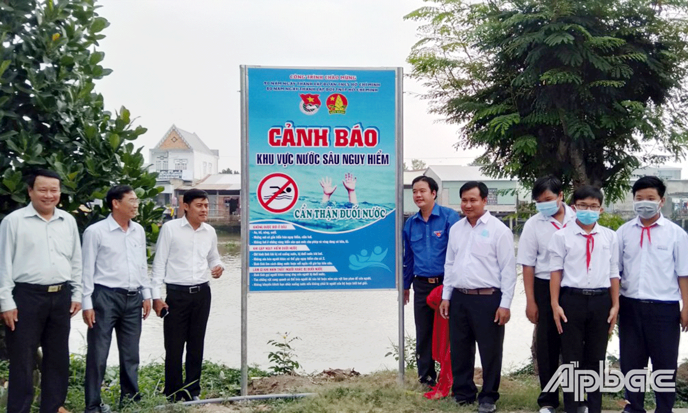 Thực hiện gắn biển cảnh báo phòng chống đuối nước