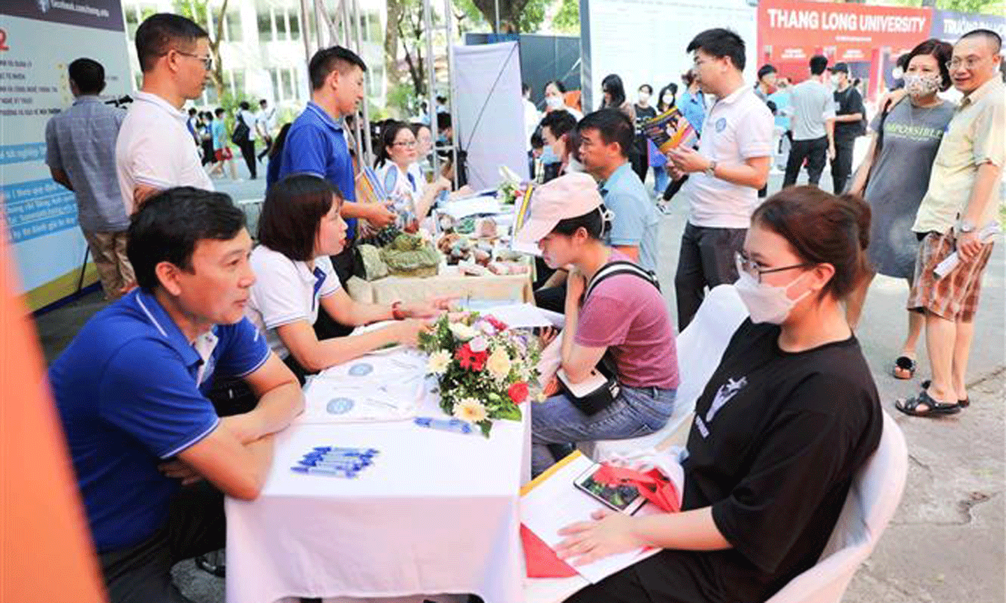Sau khi xác nhận nhập học trực tuyến thành công, cơ sở đào tạo gửi thông tin cần thiết lại cho thí sinh. Ảnh: TTXVN