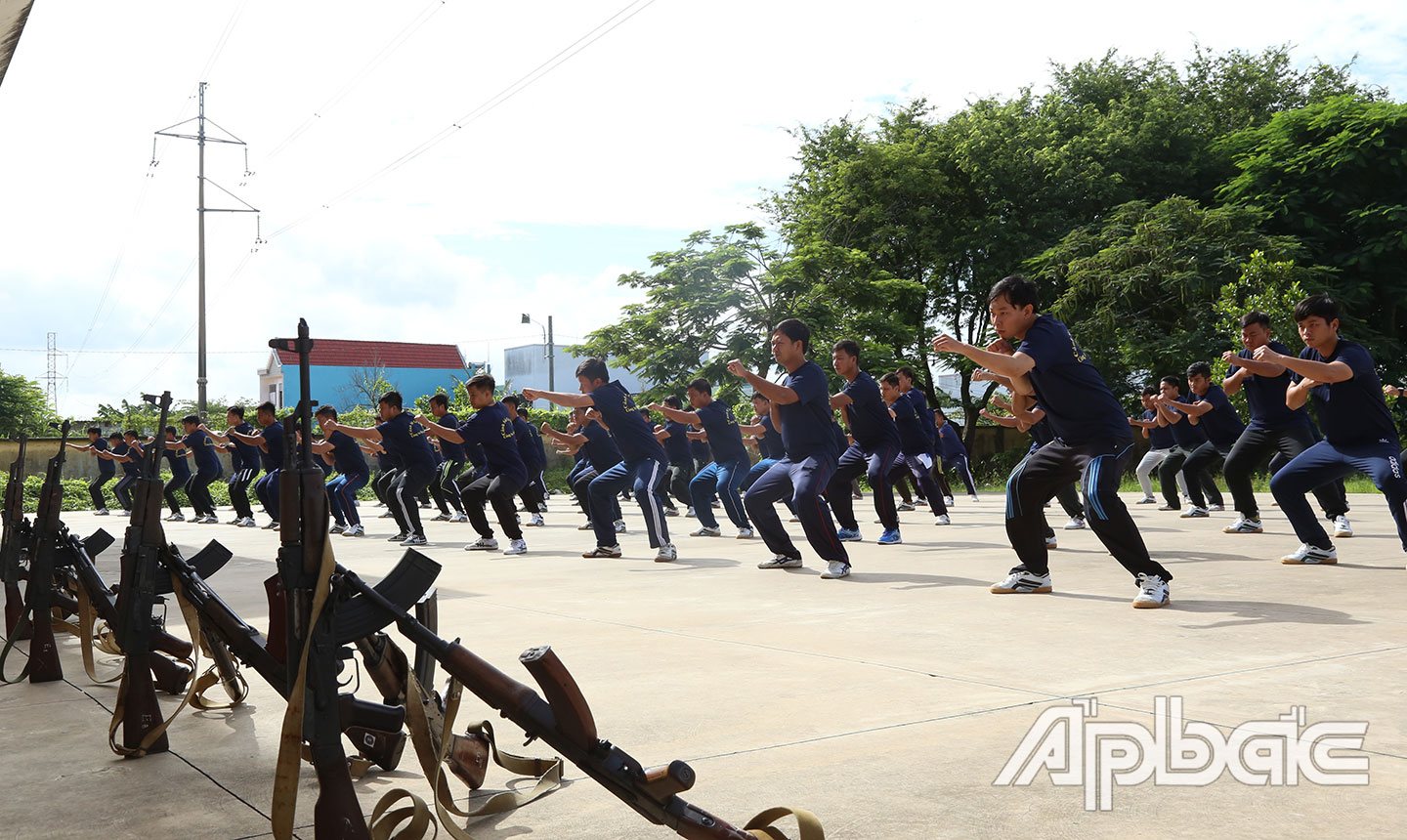 Với tinh thần “vượt nắng thắng mưa, say sưa luyện tập”, cán bộ, chiến sĩ CSCĐ ngày đêm ra sức tập luyện.