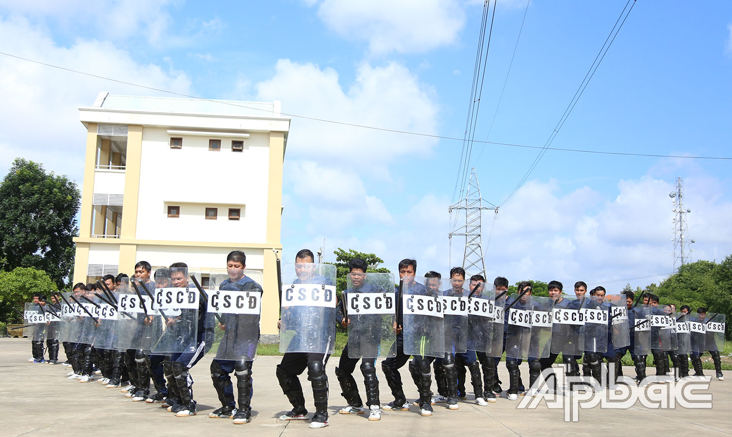 Lực lượng CSCĐ triển khai phương án giải tán đám đông theo đội hình chiến đấu.