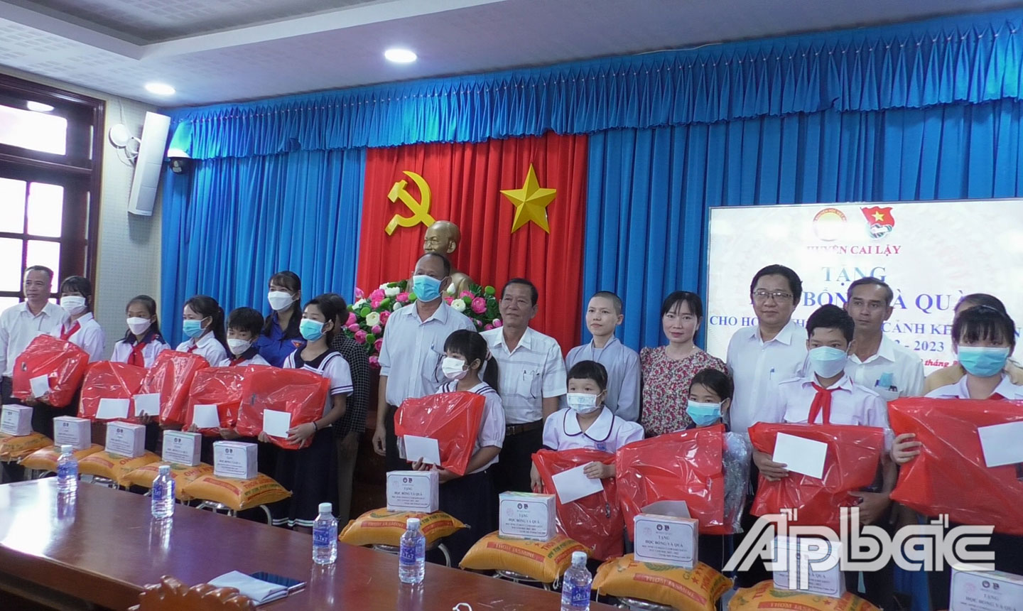 Phòng Giáo dục - Đào tạo, Hội Khuyến học, Huyện đoàn Cai Lậy phối hợp trao quà cho học sinh có hoàn cảnh  khó khăn nhân đầu năm học mới.