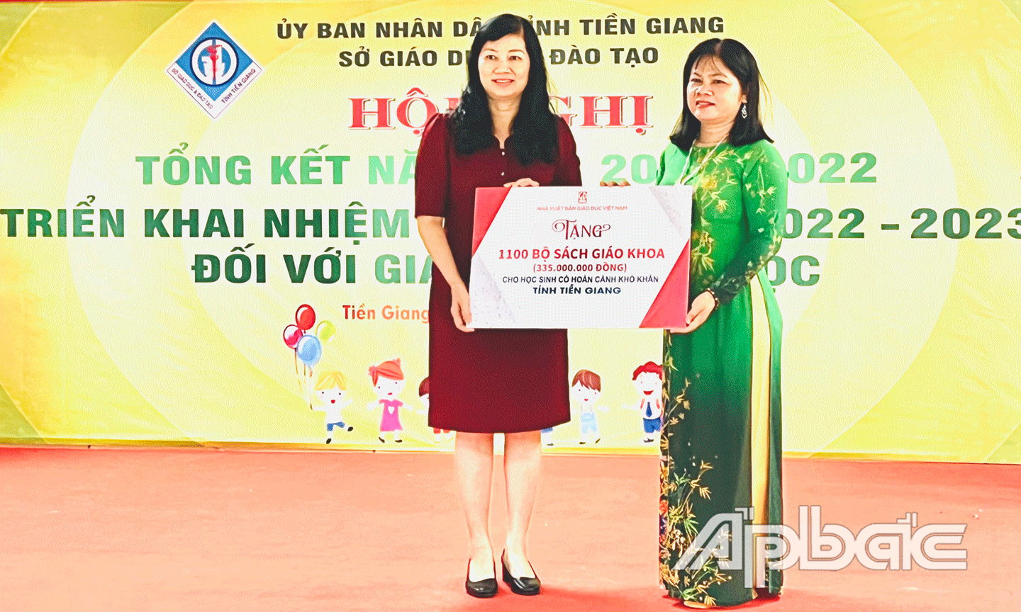  Phó Giám đốc Sở Giáo dục và Đào tạo Huỳnh Thị Phượng (bên phải) tiếp nhận bảng tượng trưng từ lãnh đạo Công ty Cổ phần Đầu tư và Phát triển Giáo dục Phương Nam