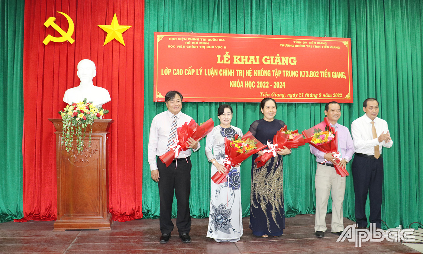 Ban cán sự lớp tặng hoa cho các đại biểu tham dự lễ khai giảng.