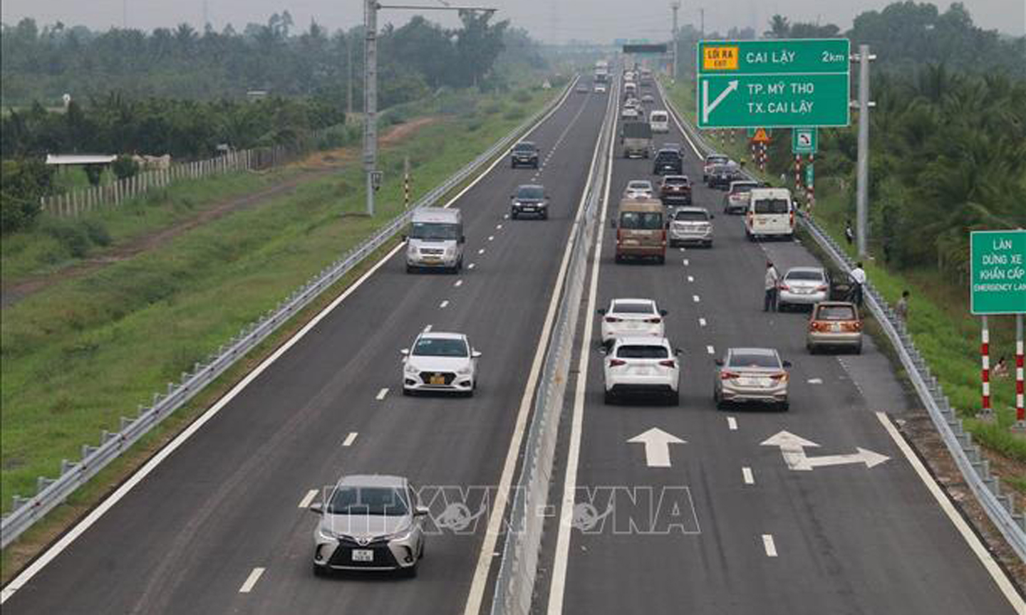 Phương tiện lưu thông trên cao tốc Trung Lương - Mỹ Thuận, đoạn qua xã Tân Phú, thị xã Cai Lậy. Ảnh: Minh Trí/TTXVN