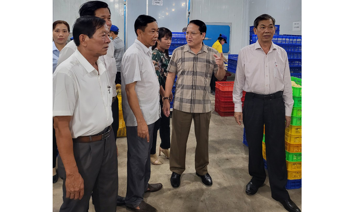 Đồng chí Phạm Văn Trọng thăm nhà xưởng sản xuất của HTX DVNN Hiệp Đức.