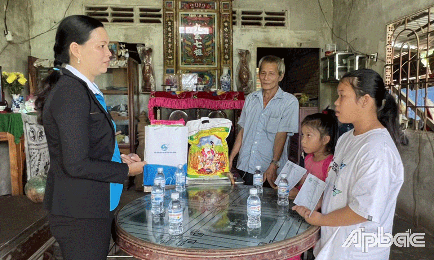 Chủ tịch Hội LHPN tỉnh Nguyễn Thị Kim Phượng thăm, tặng quà cho em Phan Thanh Vân.