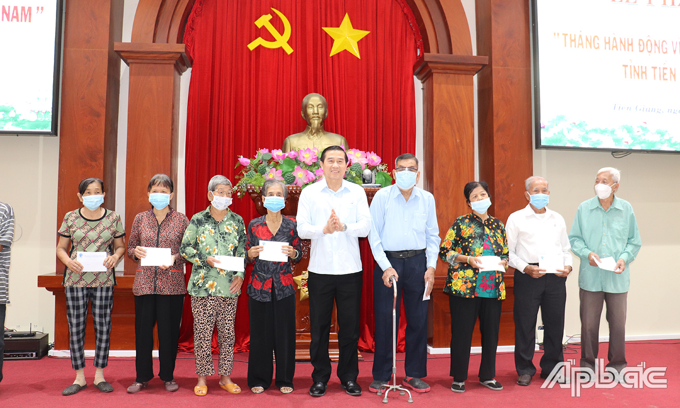 Đồng chí Nguyễn Văn Hưởng, nguyên Chủ tịch UBND tỉnh Tiền Giang trao tặng quà cho người cao tuổi có hoàn cảnh khó khăn trên địa bàn tỉnh.