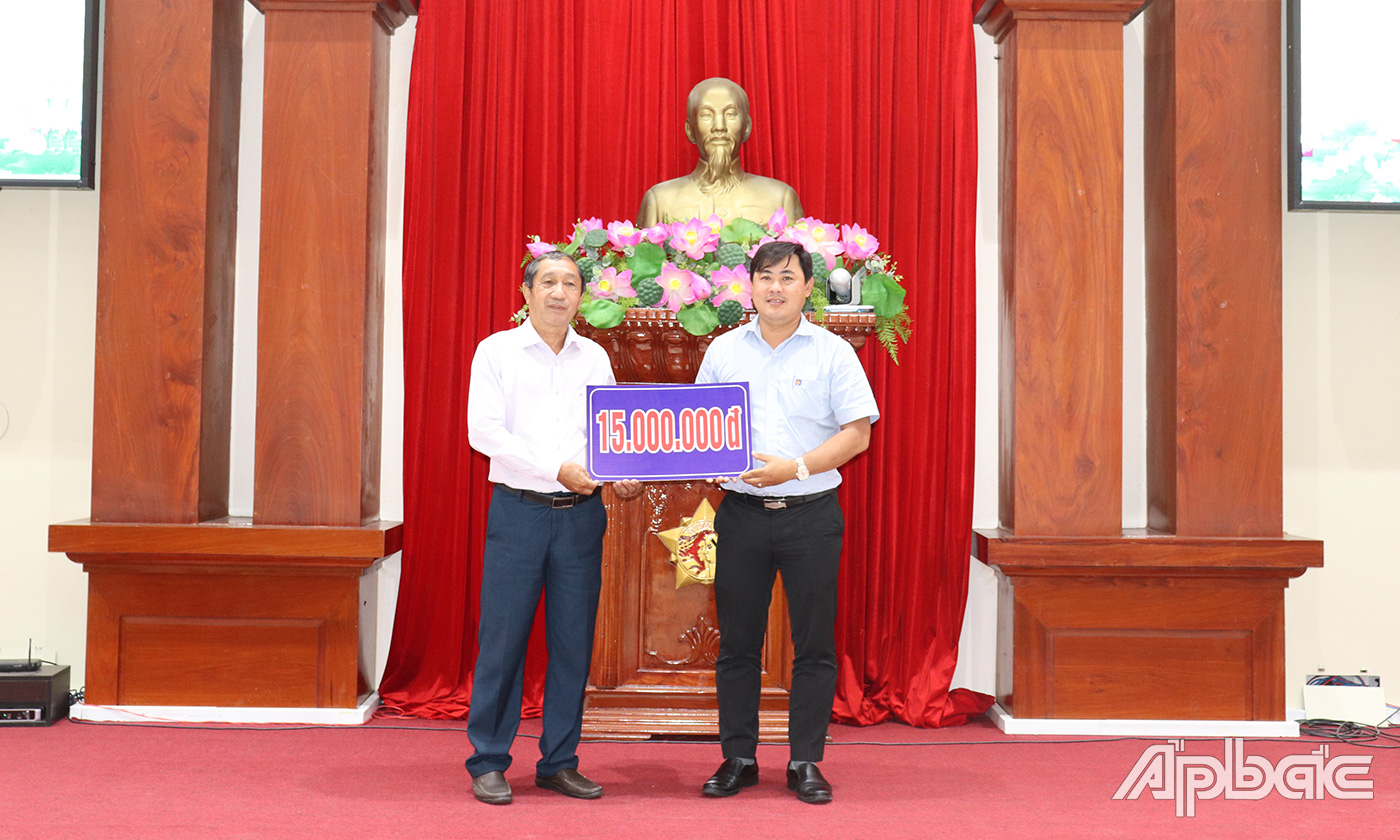 Các ban ngành, đoàn thể và các nhà hảo tâm trao tặng nhiều phần quà hỗ trợ cho Ban Đại diện Hội Người cao tuổi.