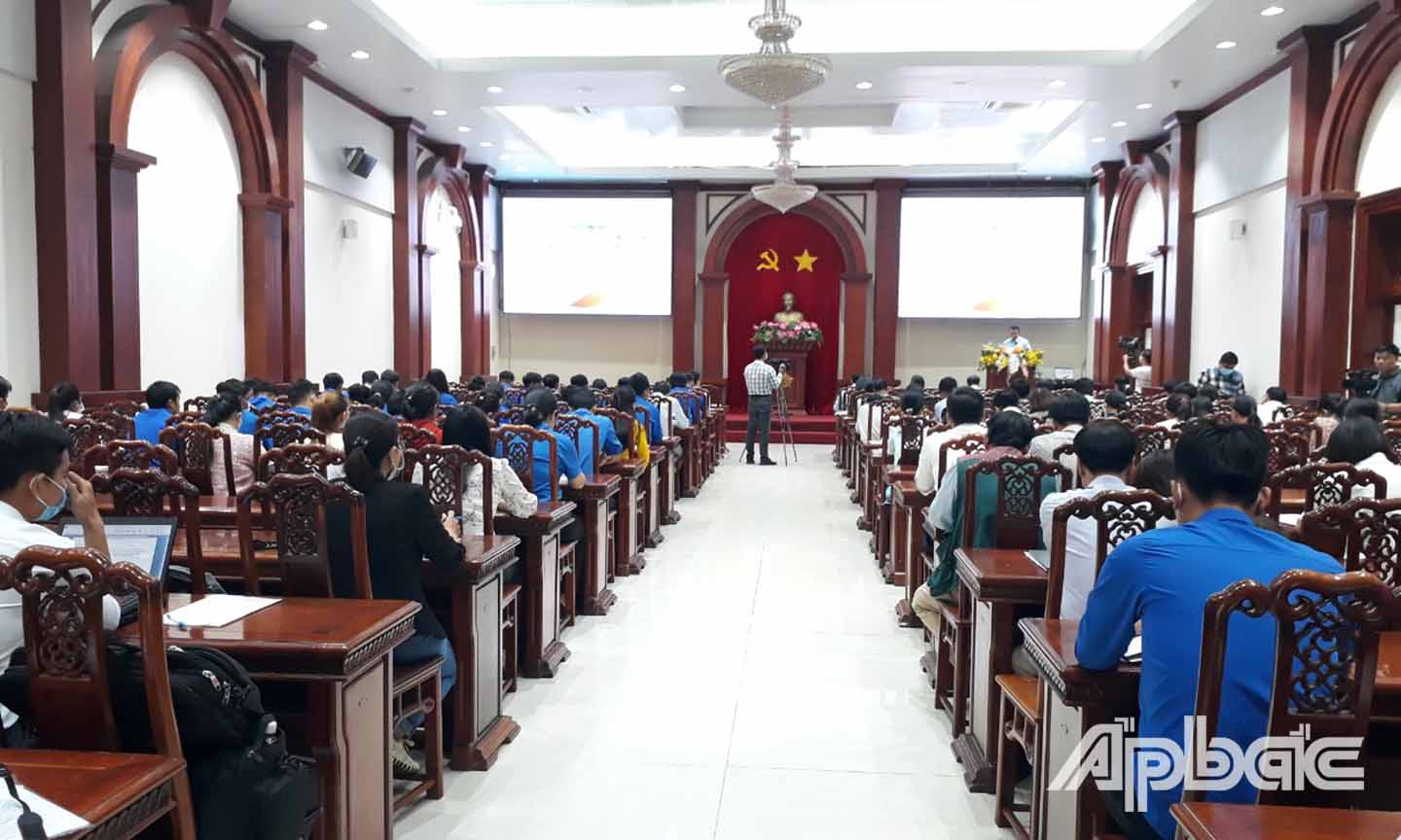 Các đại biểu làm việc tại Hội nghị.