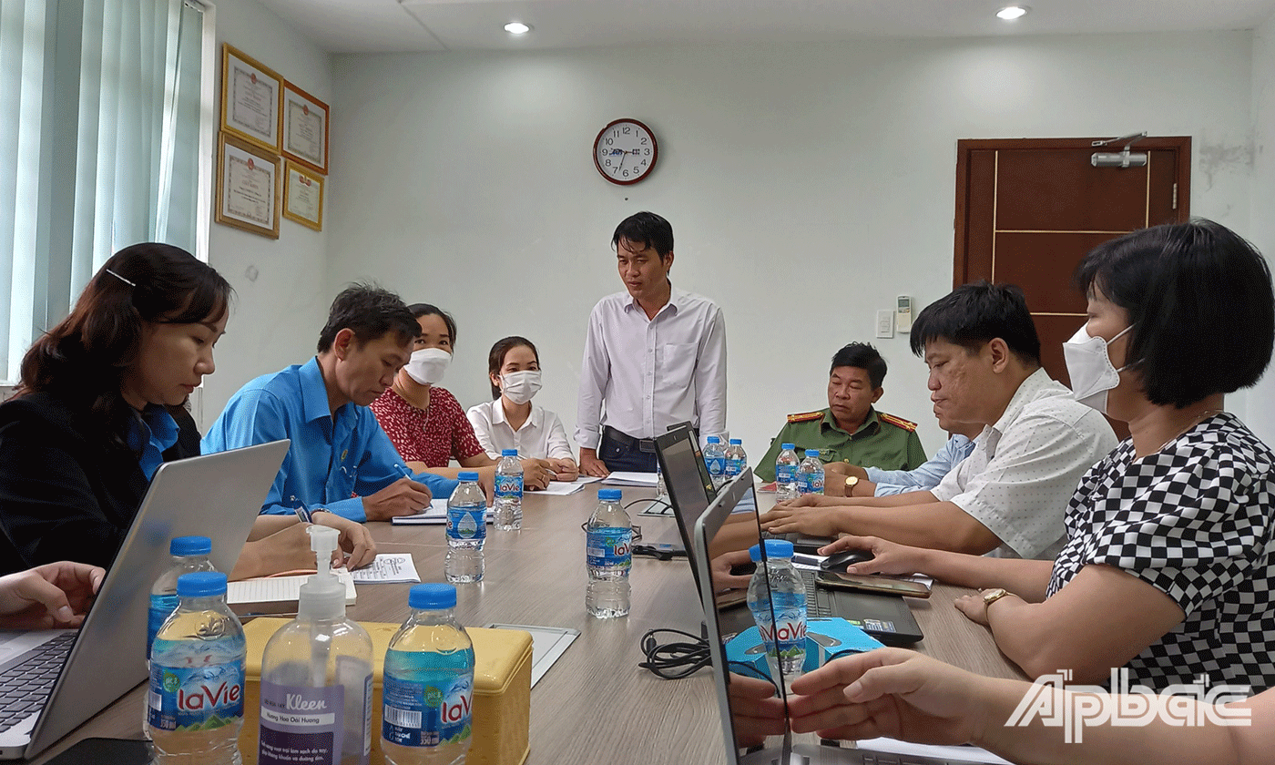 Ban Giám đốc Công ty TNHH NT - Hồng Ân báo cáo tình hình sản xuất-kinh doanh và tình hình thực hiện pháp luật của doanh nghiệp với đoàn giám sát