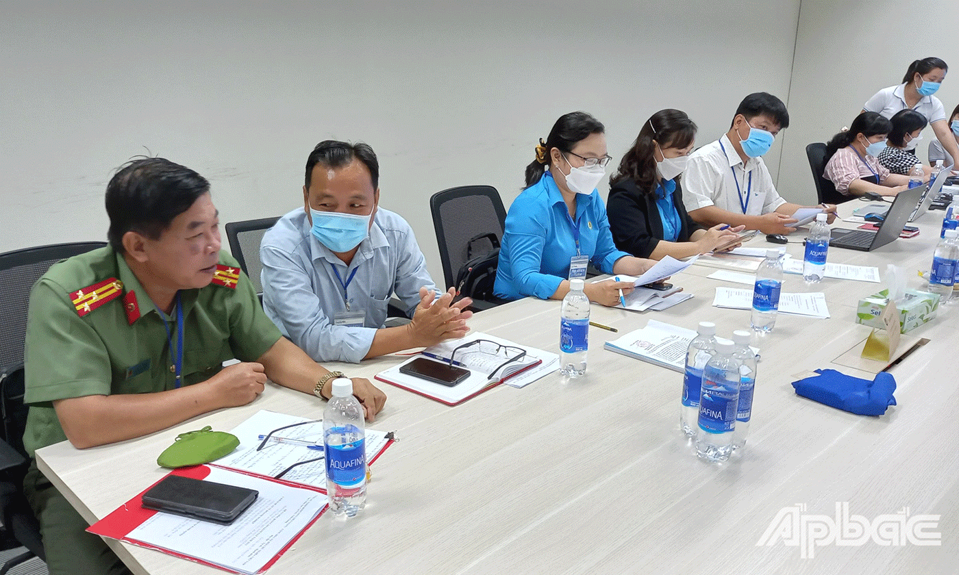 Đoàn giám sát tại Công ty TNHH Bodynits (xã Phú An, huyện Cai Lậy, tỉnh Tiền Giang