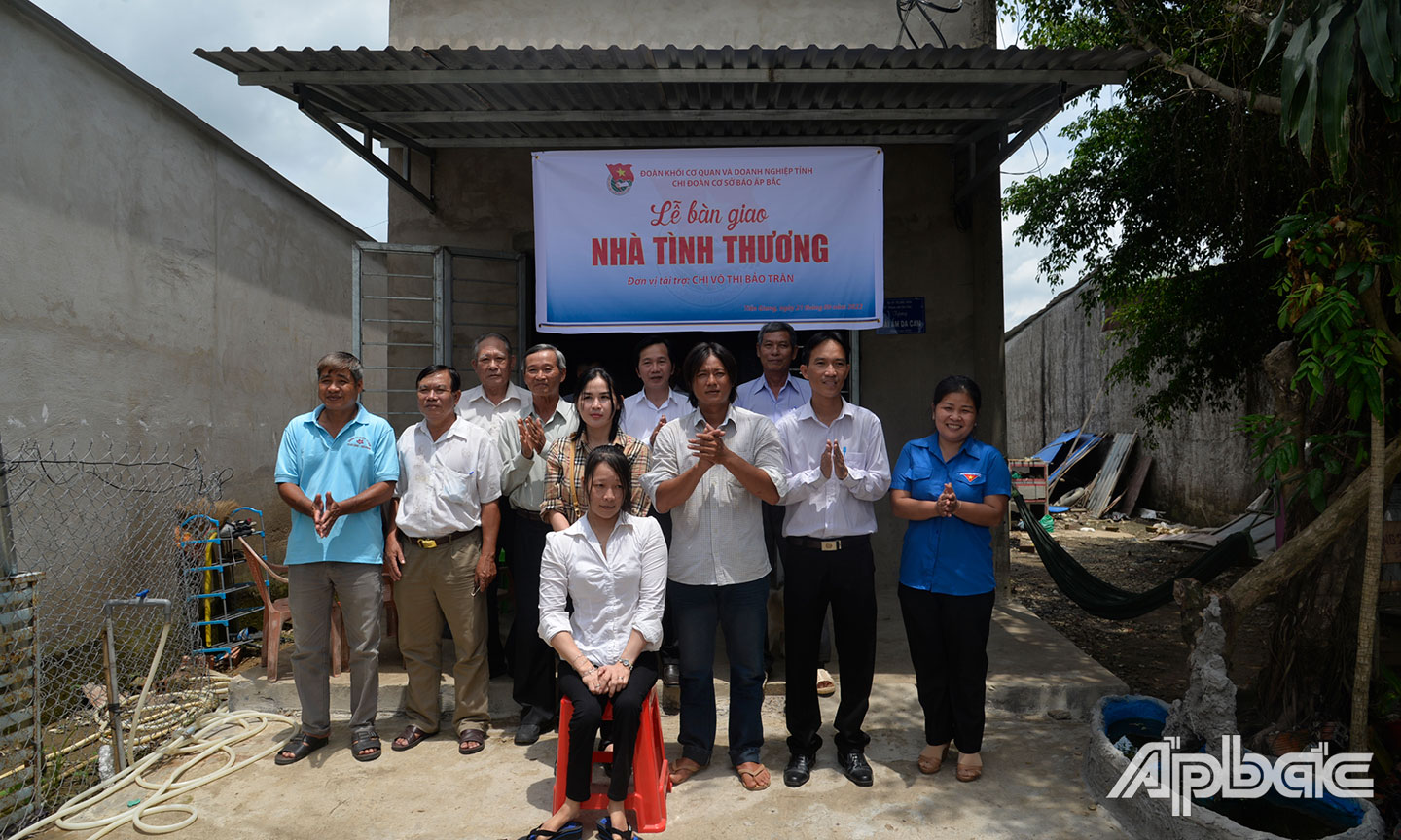 Báo Ấp Bắc cùng nhà tài trợ phối hợp chính quyền địa phương bàn giao nhà tình thương cho  chị Hứa Thị Thúy An (ngồi), ở xã Long Hưng, TX. Gò Công.