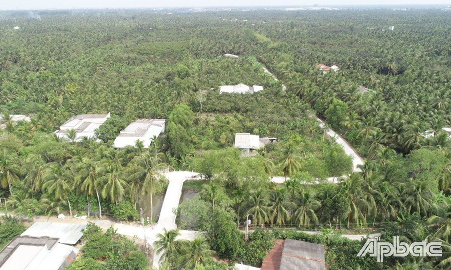 Trong những năm qua,  đường giao thông nông thôn  trên địa bàn huyện  đã được đầu tư mạnh mẽ.