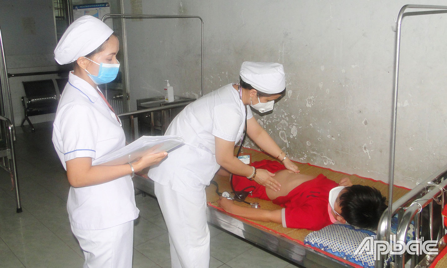 Bệnh nhân SXH đang được theo dõi điều trị tại Trung tâm Y tế huyện Cái Bè.