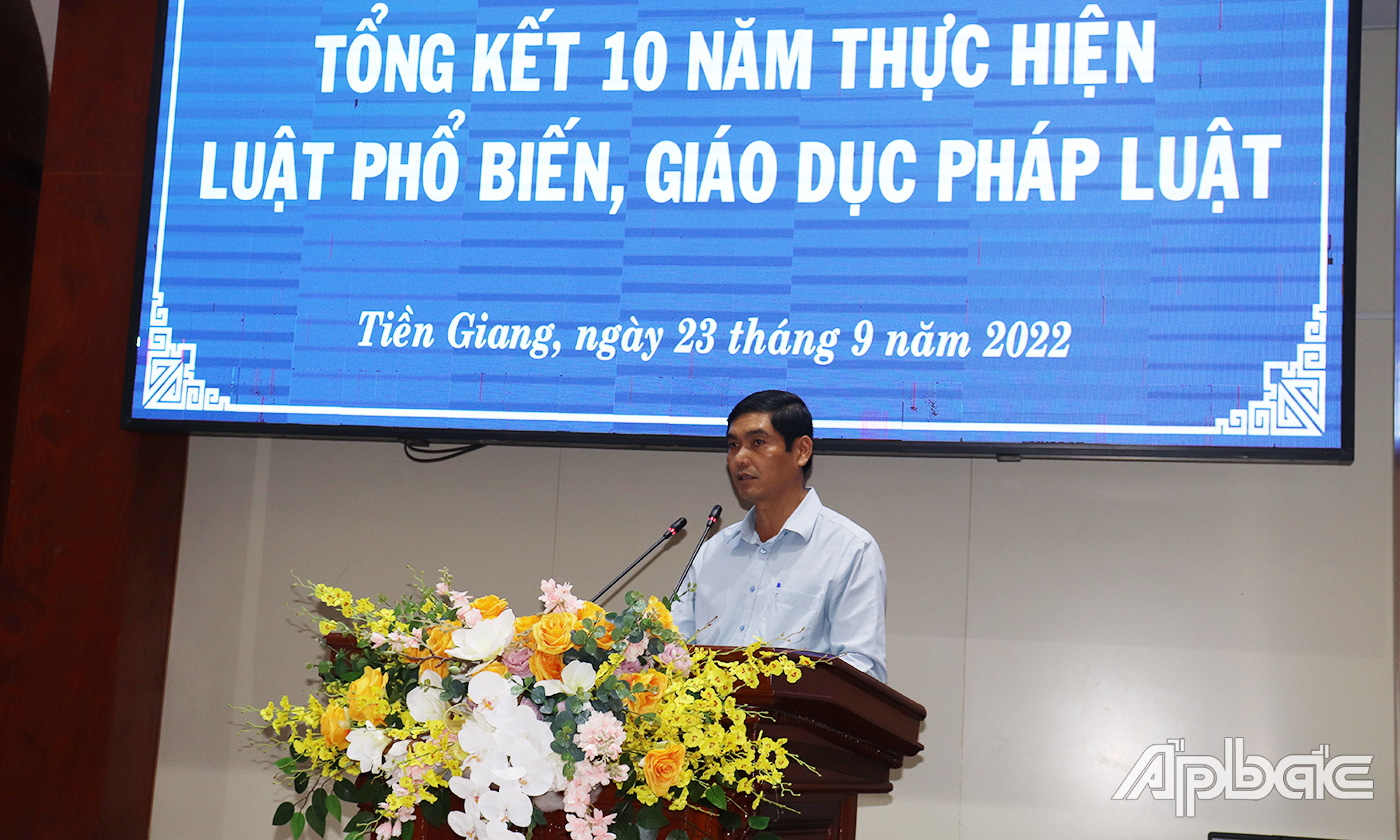 Đồng chí Phạm Công Hùng, Giám đốc Sở Tư pháp báo cáo kết quả 10 năm thực hiện Luật PBGDPL.