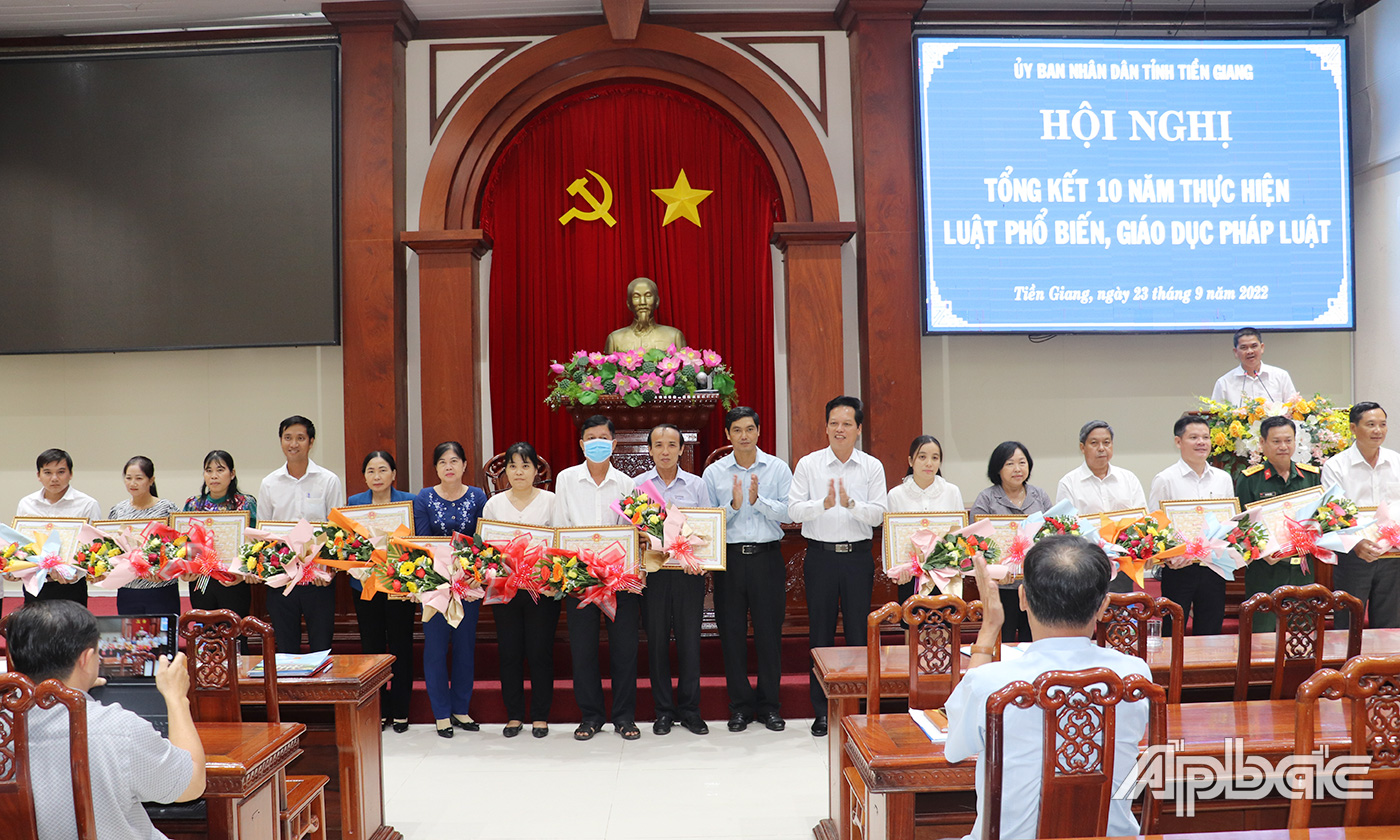 Đồng chí Nguyễn Thành Diệu, Tỉnh ủy viên, Phó Chủ tịch UBND tỉnh Tiền Giang trao tặng Bằng khen cho các tập thể, cá nhân có thành tích xuất sắc trong 10 năm thực hiện Luật PBGDPL.