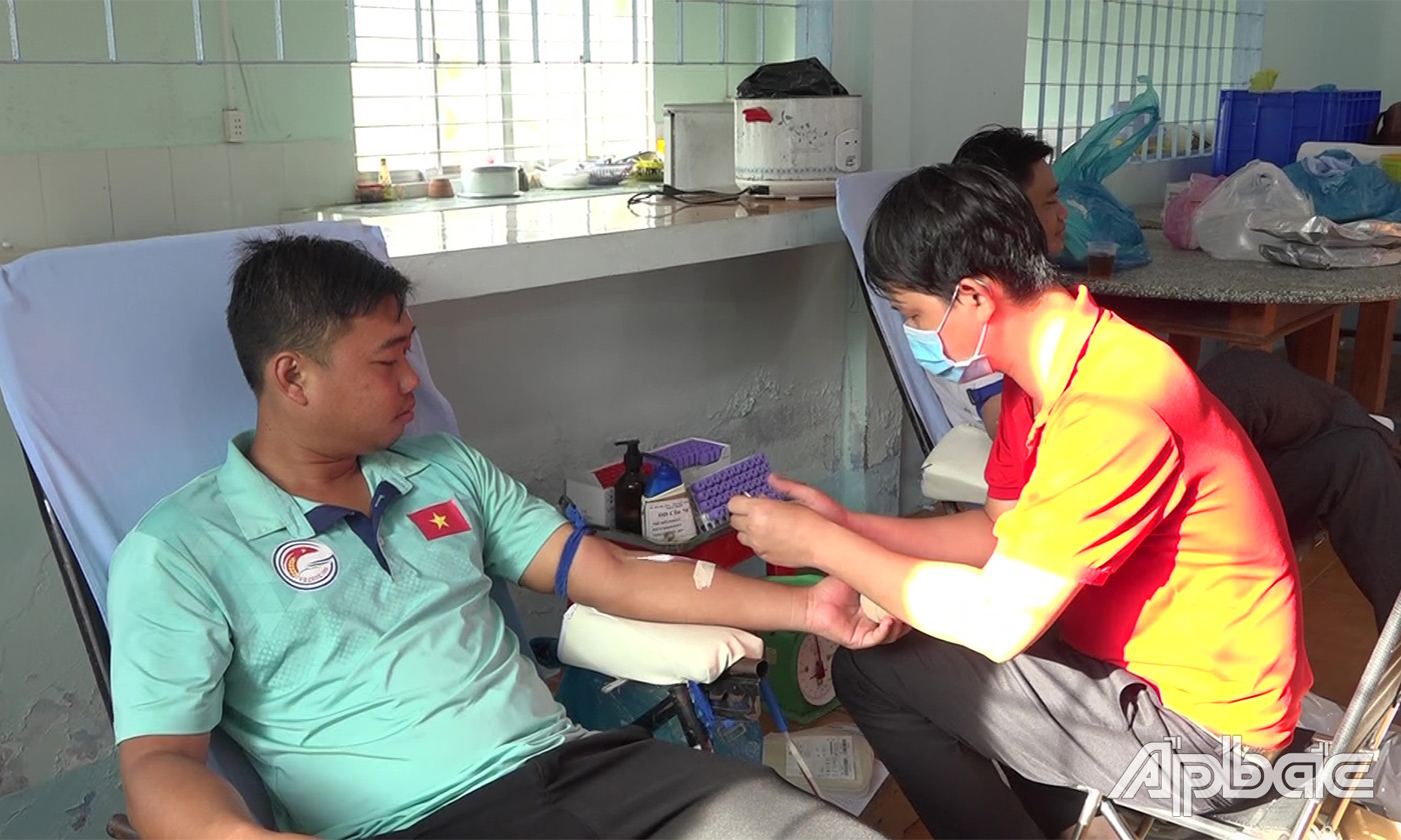 Nhiều cán bộ, công chức, lực lượng vũ trang, người dân tham gia tình nguyện hiến máu