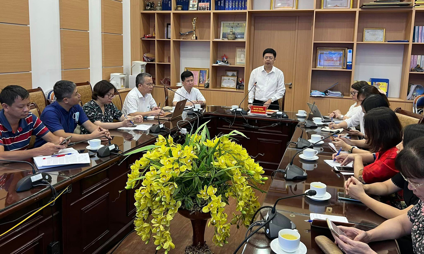 TS Nguyễn Trọng Khoa - Phó Cục trưởng Cục Quản lý Khám chữa bệnh chủ trì cuộc họp.(Ảnh: Lê Hảo)