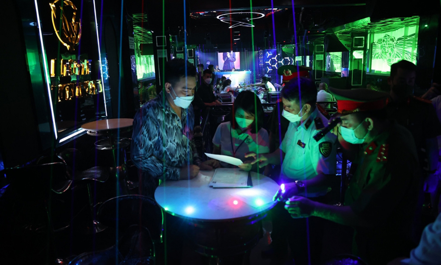 Lực lượng liên ngành quận Hoàn Kiếm (Hà Nội) tăng cường kiểm tra các quán bar, karaoke trên địa bàn. 