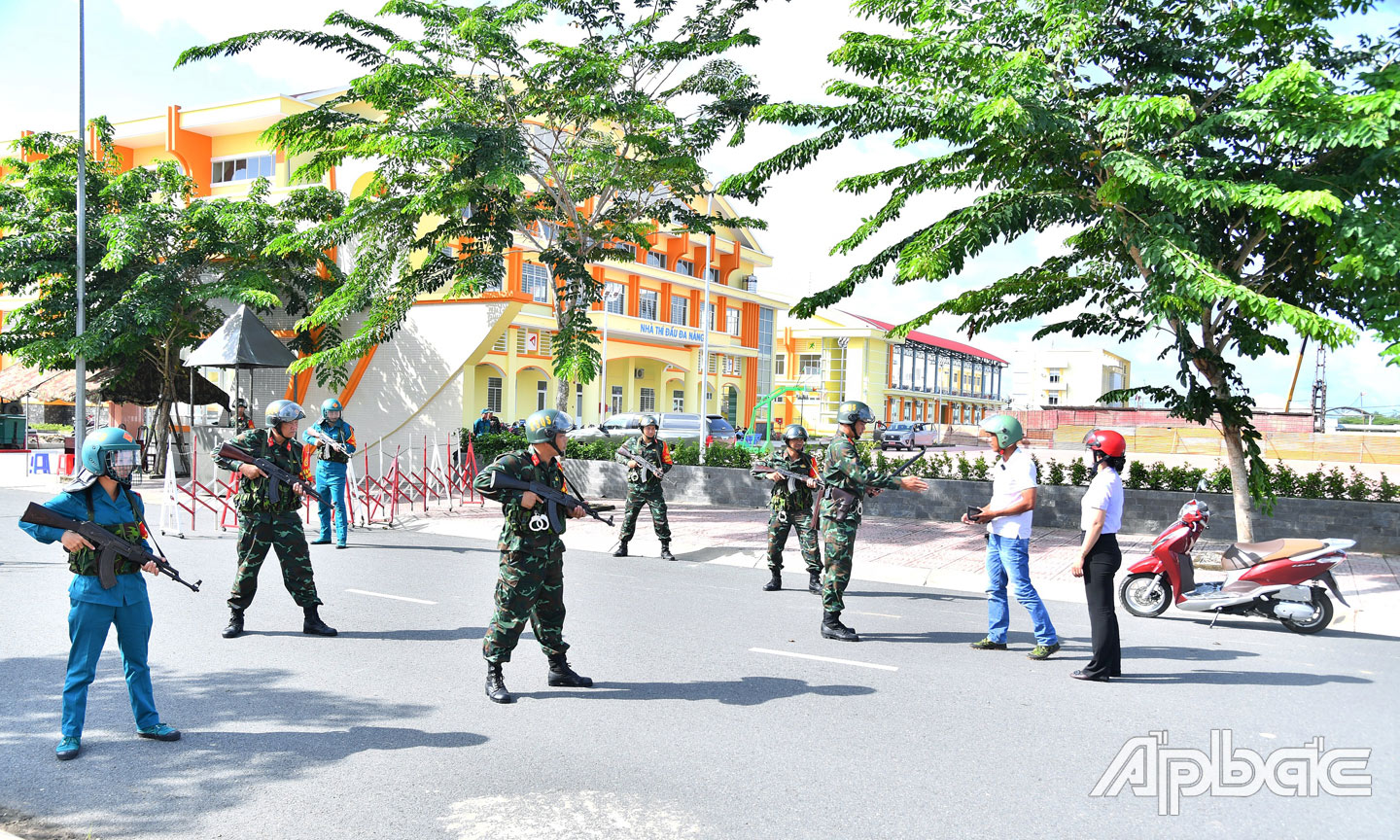 Thực binh tình huống thiết quân lực, giới nghiêm.