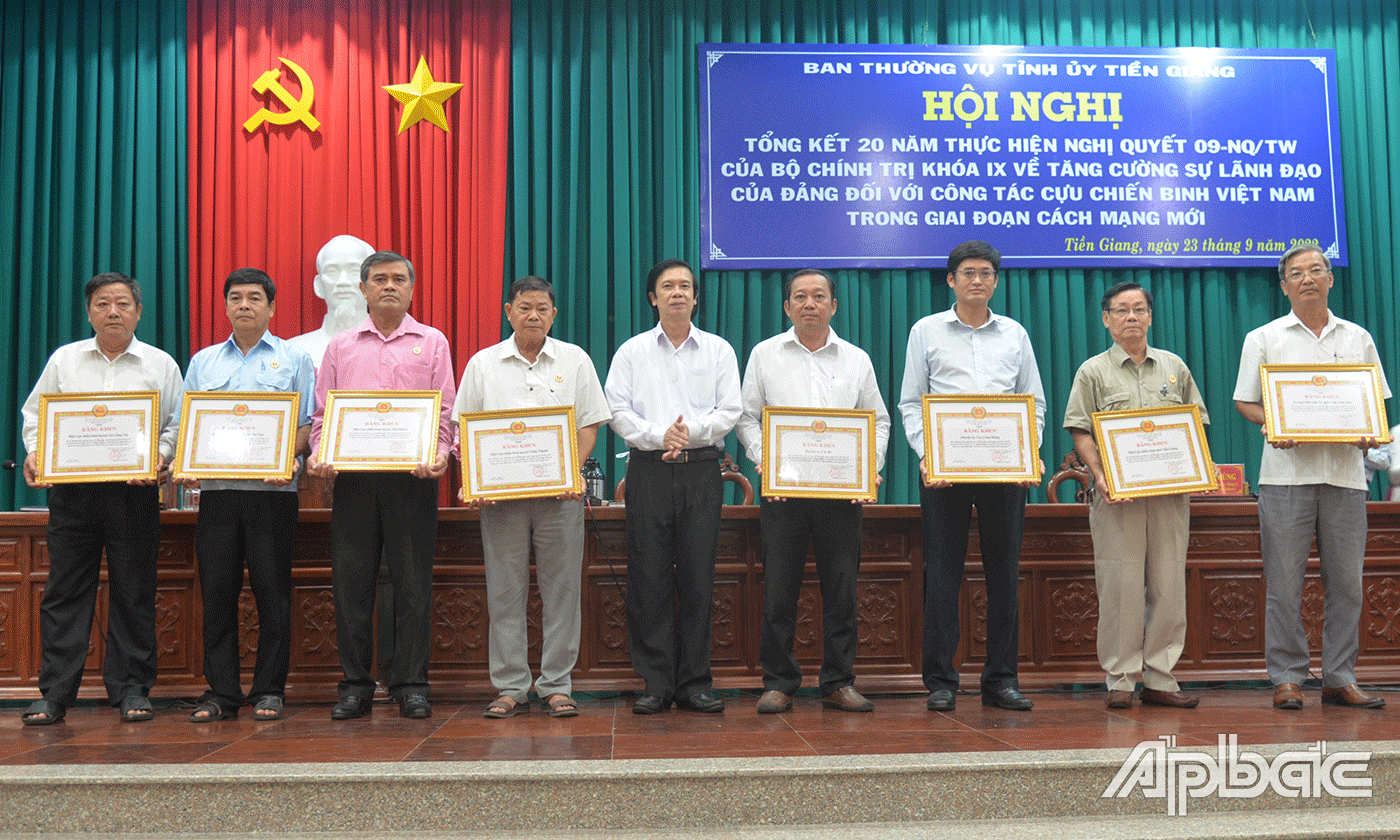 Bí thư Tỉnh ủy Tiền Giang Nguyễn Văn Danh khen thưởng các tập thể.