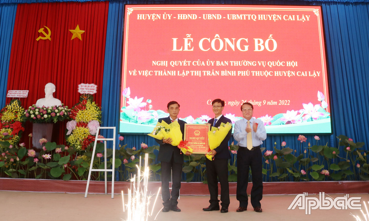 Ảnh 5: Ông Phạm Văn Trọng, Tỉnh ủy viên, Phó Chủ tịch UBND tỉnh Tiền Giang trao Nghị quyết 569 về việc thành lập Thị trấn Bình Phú thuộc huyện Cai Lậy, tỉnh Tiền Giang cho lãnh đạo Đảng ủy, UBND xã Bình Phú.