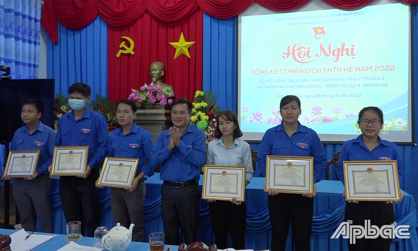 khen cho 04 tập thể và 07 cá nhân có thành tích xuất sắc trong Chiến dịch thanh niên tình nguyện hè năm 2022.