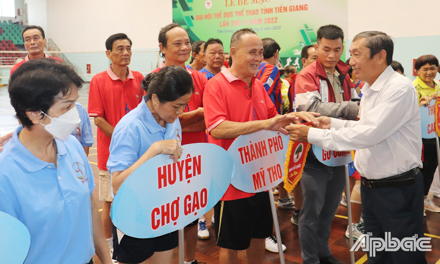 Đại diện Sở VH,TT&DL và Hội Người Cao tuổi trao tặng cờ lưu niệm cho các đơn vị tham gia Hội thao.