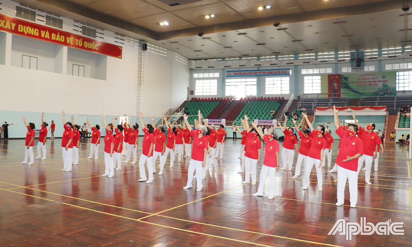 Tiết mục văn nghệ chào mừng lễ khai mạc hội thao.