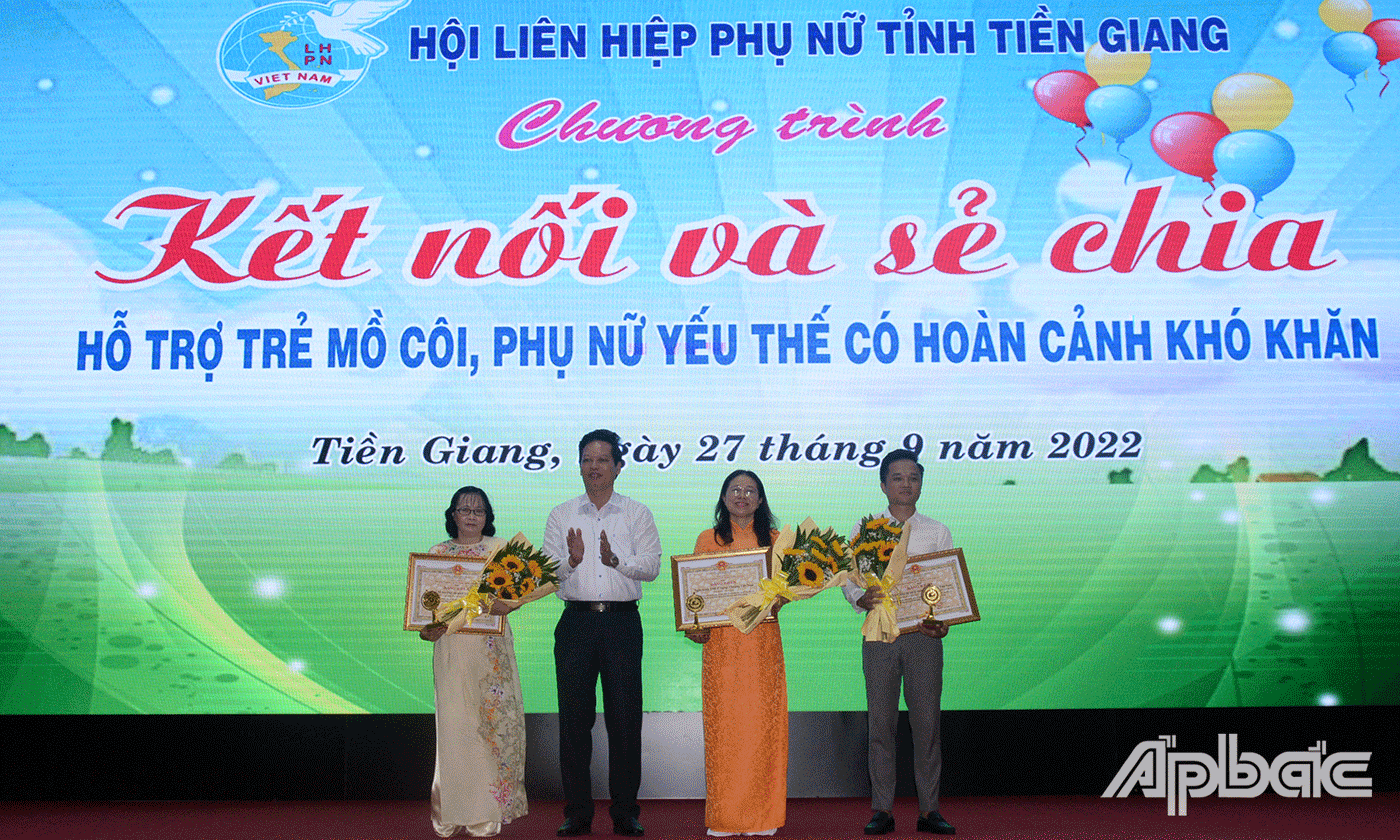 Phó Chủ tịch UBND tỉnh Nguyễn Thành Diệu trao bằng khen cho 3 tập thể.