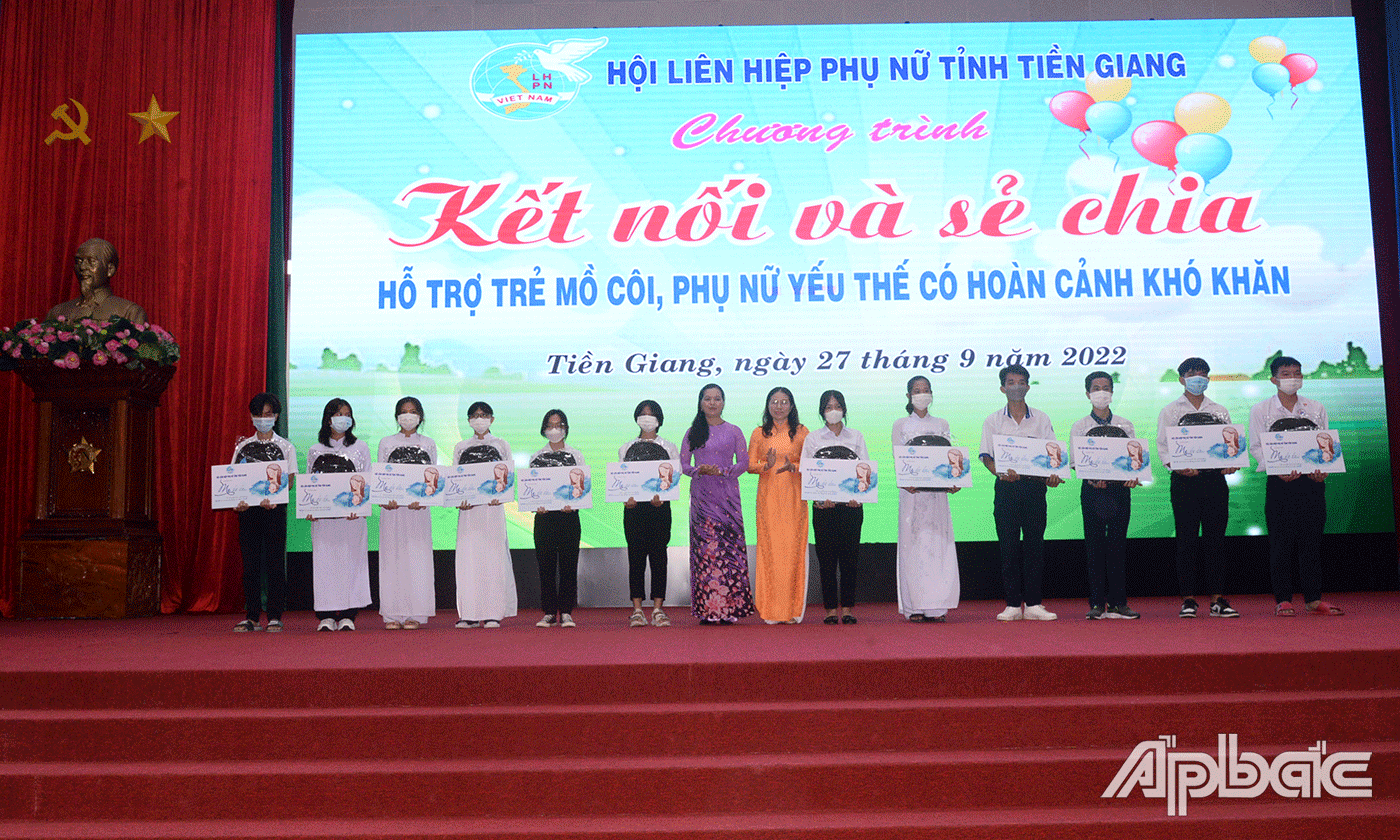 Trao học bổng cho các em.
