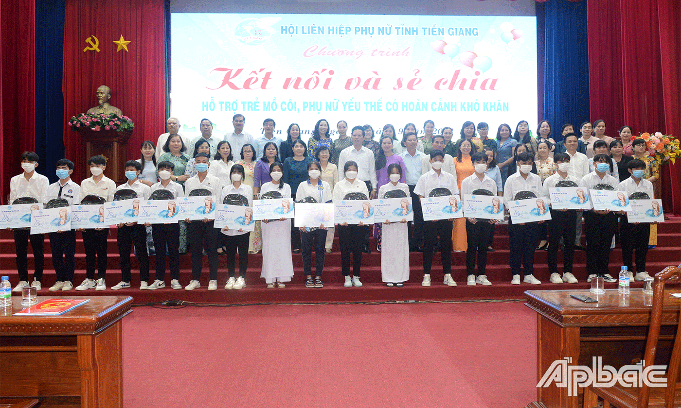 Trao học bổng cho các em.