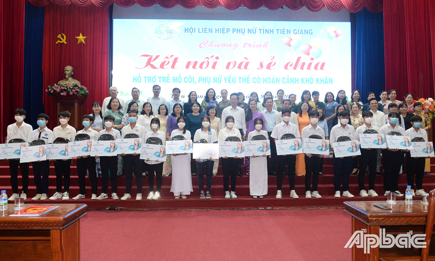 Đại biểu chụp ảnh lưu niệm cùng các em học sinh nhận học bổng từ Chương trình “Kết nối và sẻ chia”.