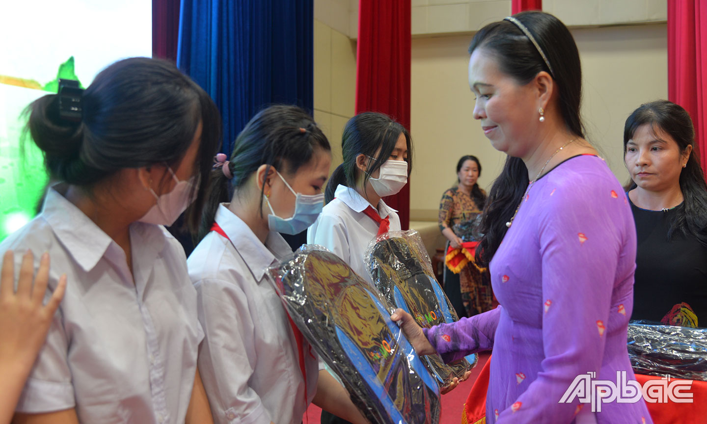 Chủ tịch Hội LHPN tỉnh Nguyễn Thị Kim Phượng trao học bổng cho các em học sinh.