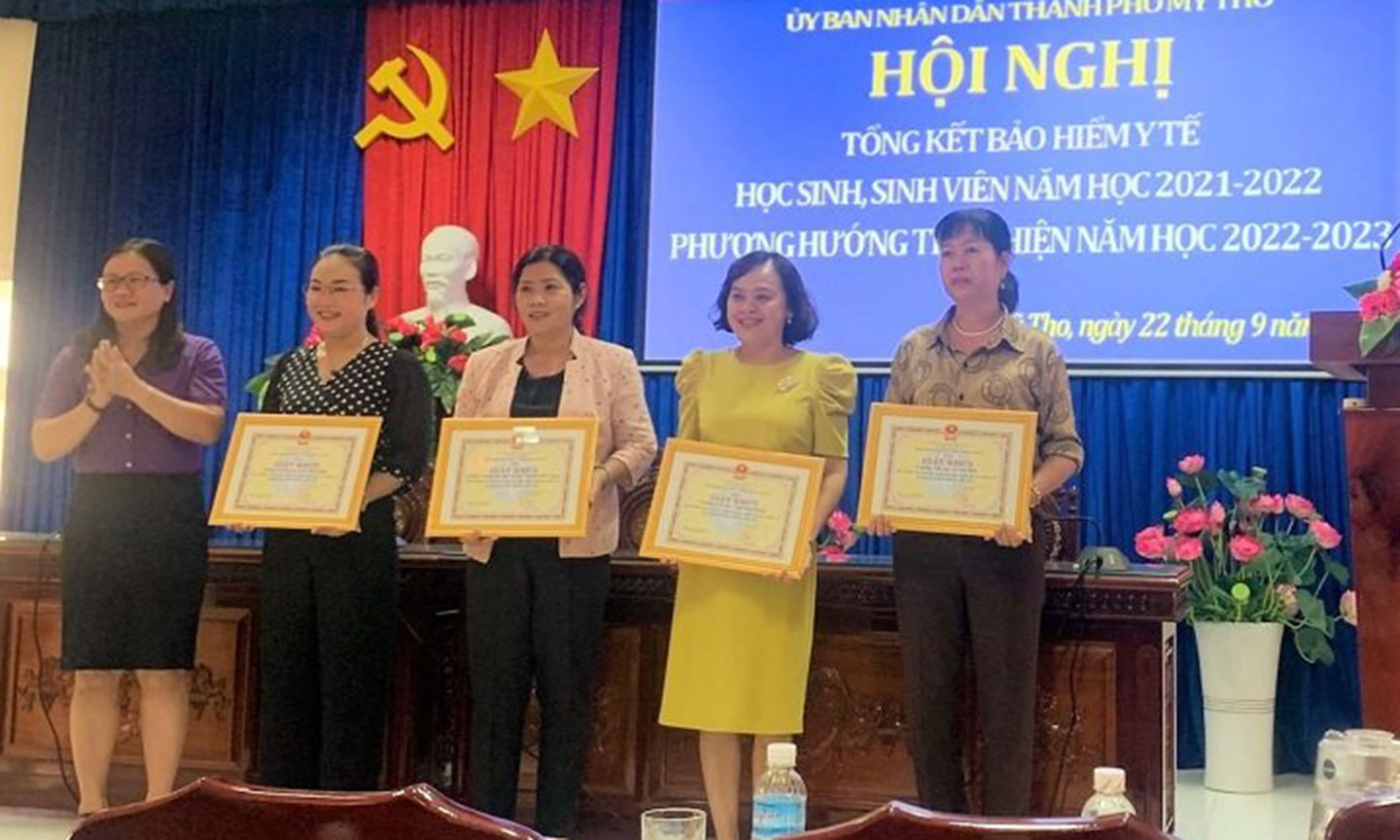 Khen thưởng các tập thể, cá nhân có thành tích xuất sắc trong thực hiện chính sách BHYT HSSV năm học 2021 - 2022.
