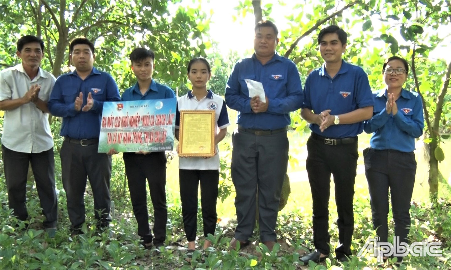 Đoàn Thanh niên TX. Cai lậy ra mắt CLB Nuôi cá chạch lấu tại xã Mỹ Hạnh Trung. 