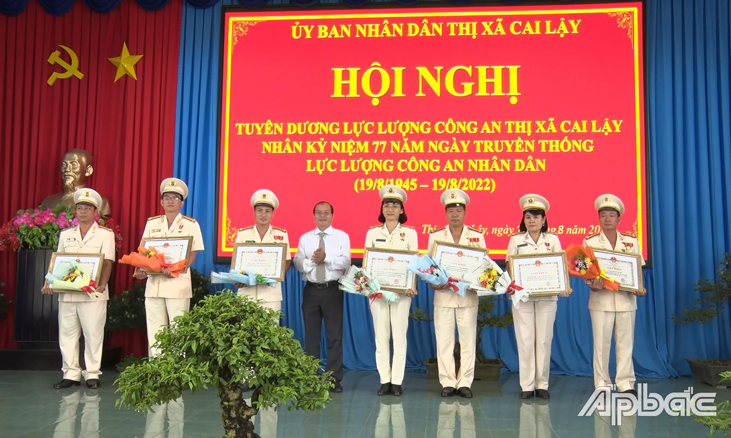 Chủ tịch UBND TX. Cai Lậy Trần Văn Thức tặng Giấy khen cho các cá nhân có thành tích trong công tác đảm bảo ANTT.                                           		                                                                                                                                                                                                                                         Ảnh: NGUYỄN BẢY