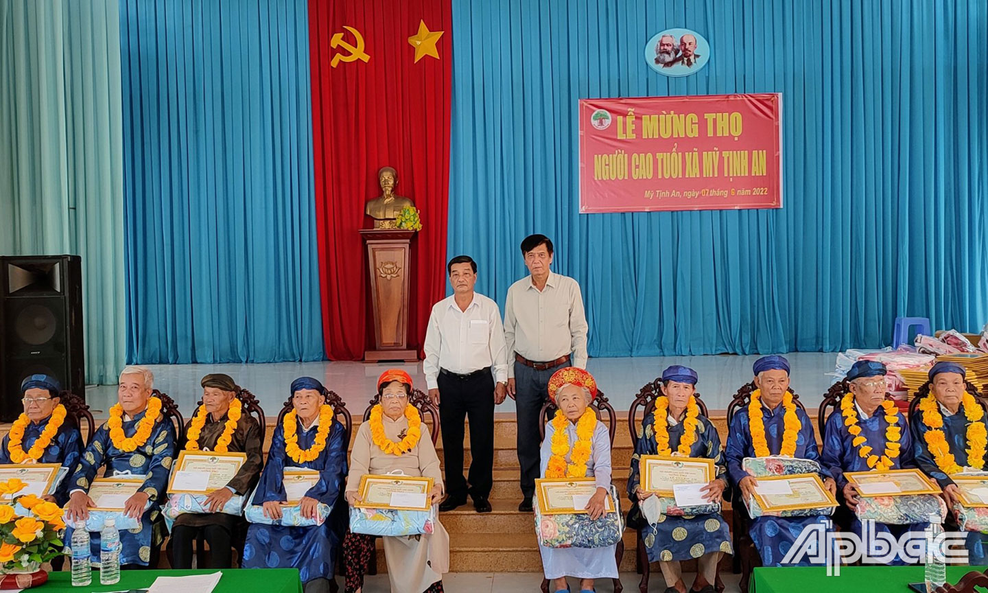 Hội NCT xã Mỹ Tịnh An (huyện Chợ Gạo) tổ chức mừng thọ NCT của xã.                                                               Ảnh: Hữu Nguyền 