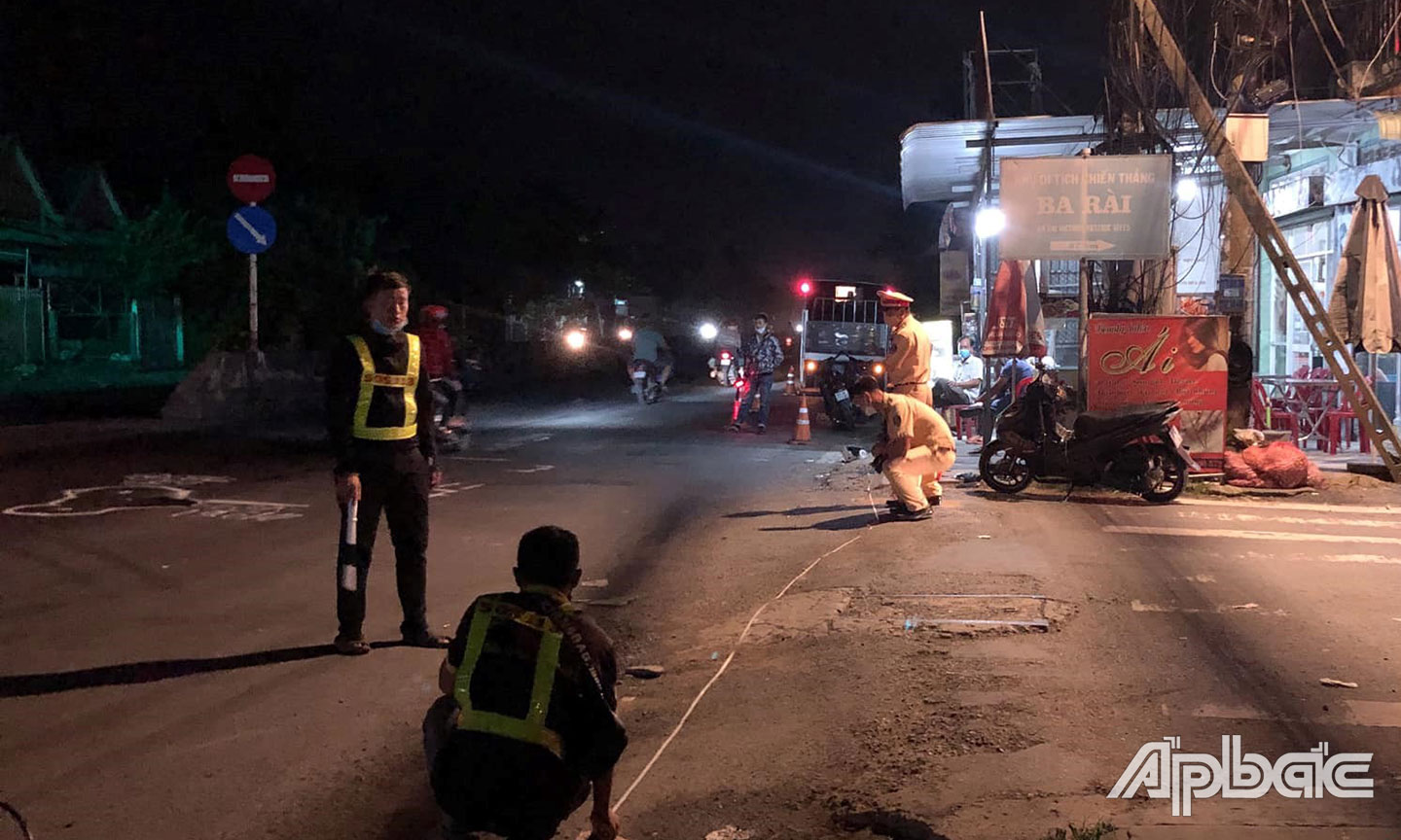 Đội Hỗ trợ ATGT Cai Lậy hỗ trợ lực lượng chức năng bảo vệ hiện trường, điều tiết giao thông.