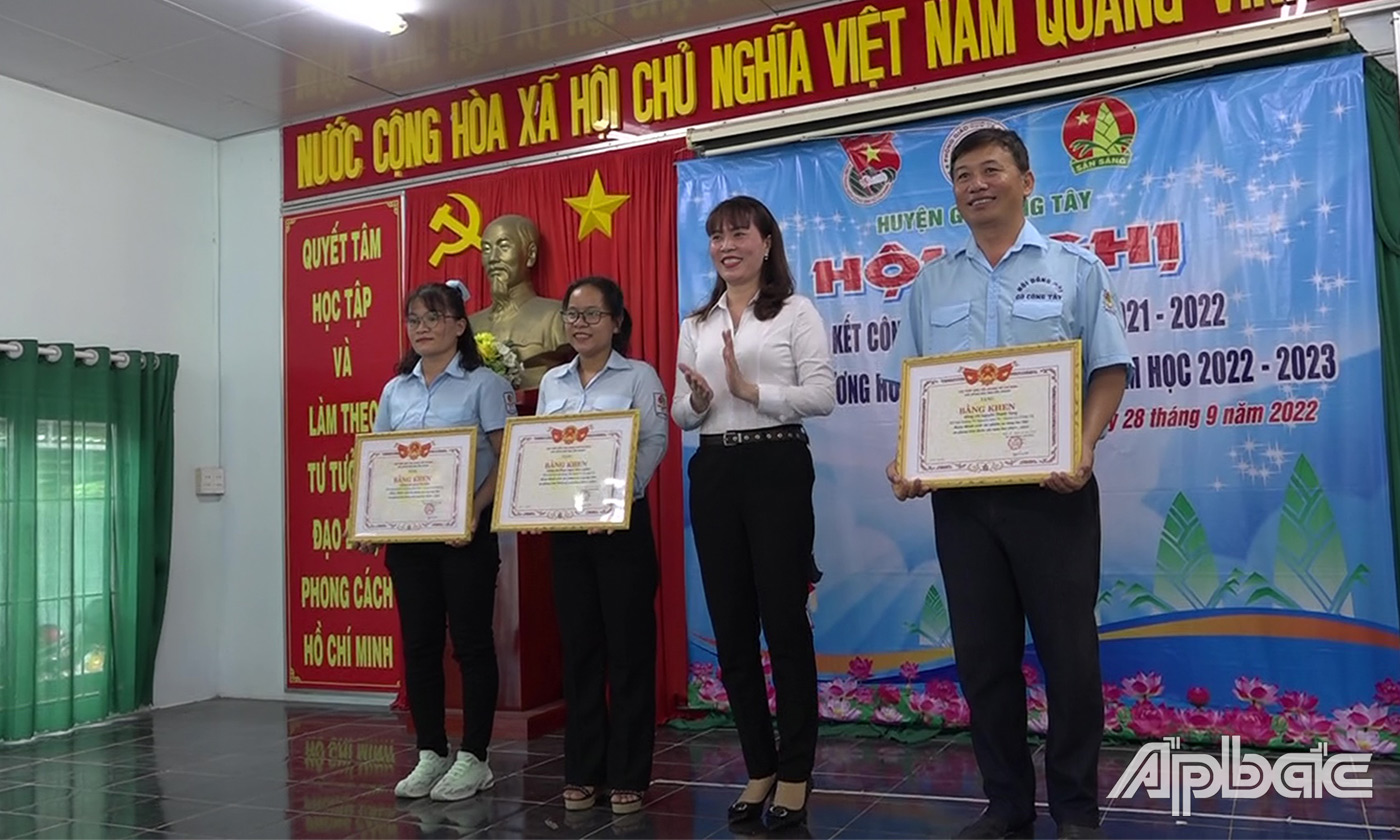 Trao tặng Bằng khen của Tỉnh đoàn Tiền Giang cho các tập thể, cá nhân