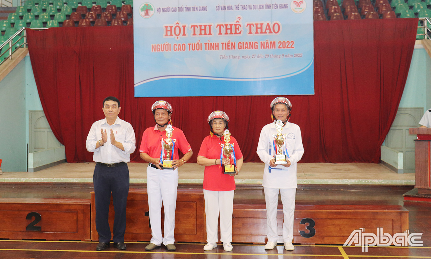 Trao cúp kỉ niệm cho các vận động viên tại giải 